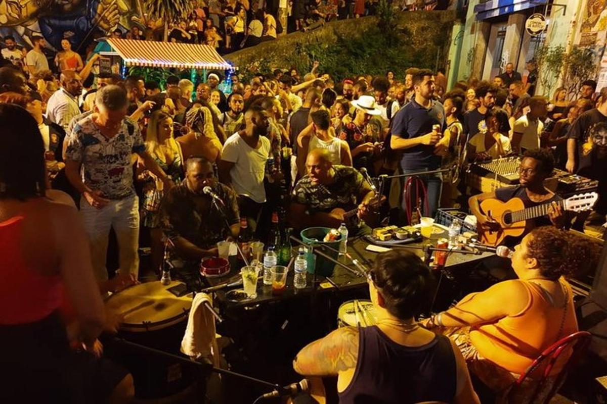 o mulțime mare de oameni care stăteau în picioare într-o mulțime