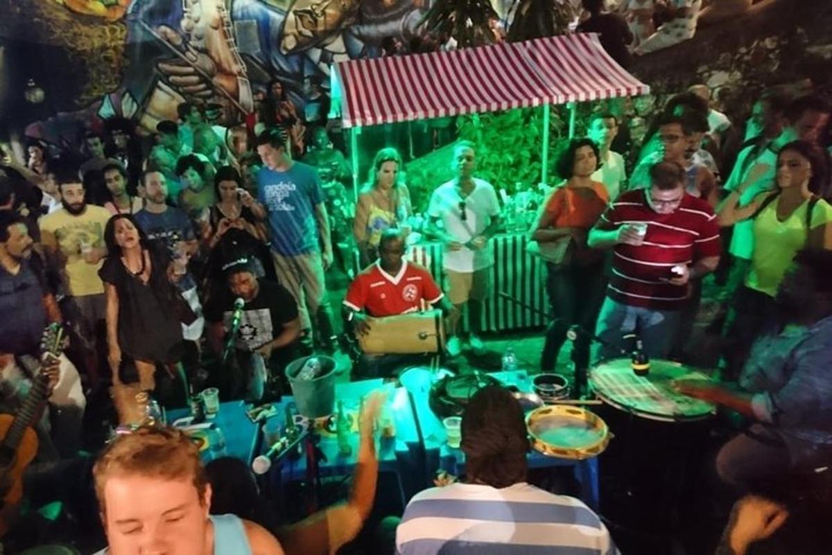 en folkemengde som står i en folkemengde på en fest