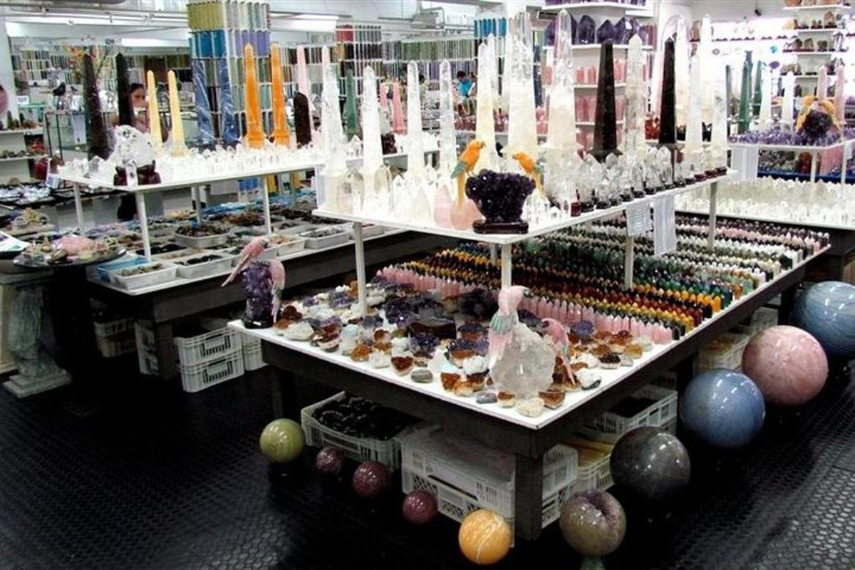 uma loja cheia de muitos tipos diferentes de comida