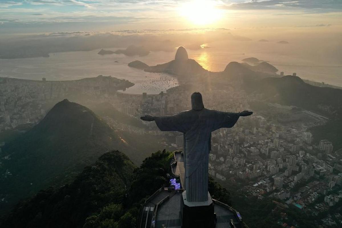 una imagen del Cristo Redentor en la montaña