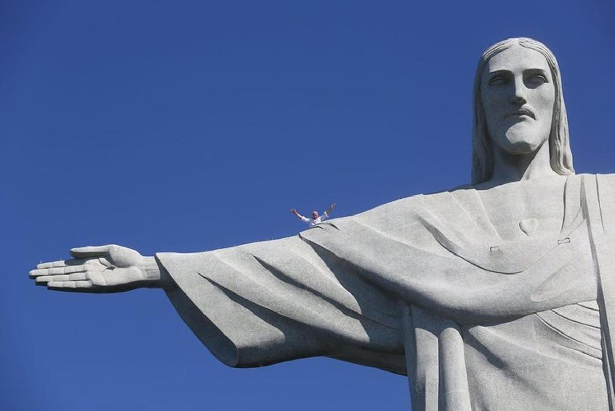una imagen de la estatua de Cristo Redentor
