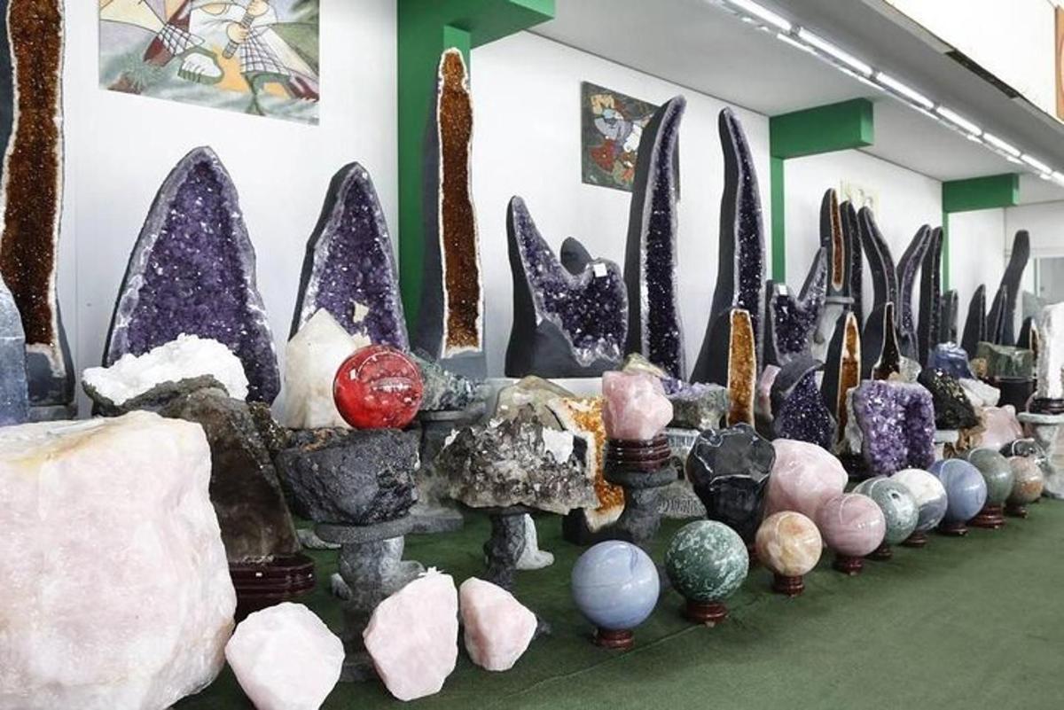uma exposição de diferentes tipos de rochas e minerais