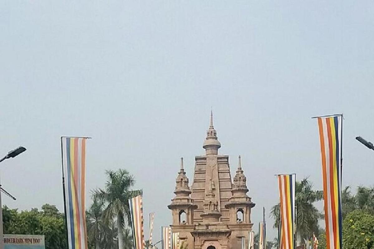 un edifici alt amb una torre del rellotge al davant