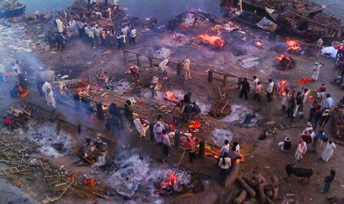 eine Gruppe von Menschen steht um ein Feuer herum
