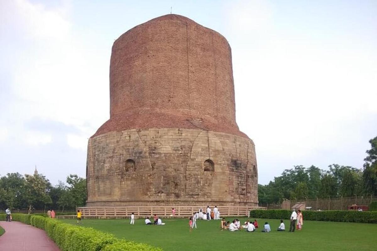 un grup de persones dretes davant d'una torre
