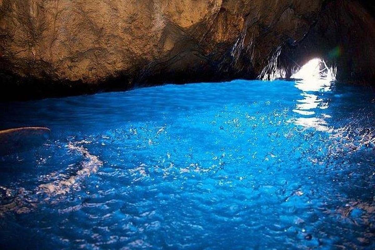 uma vista de um rio azul em uma caverna