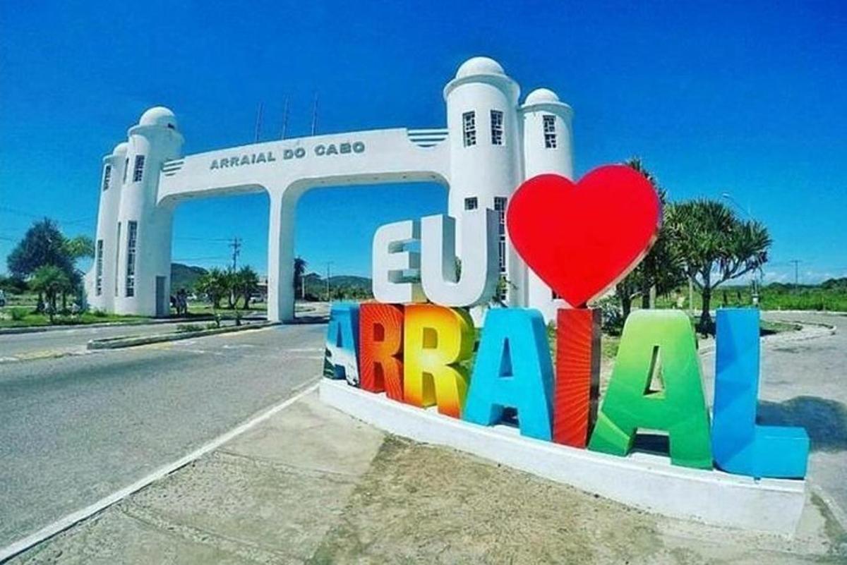 punase südamega silt hoone ees
