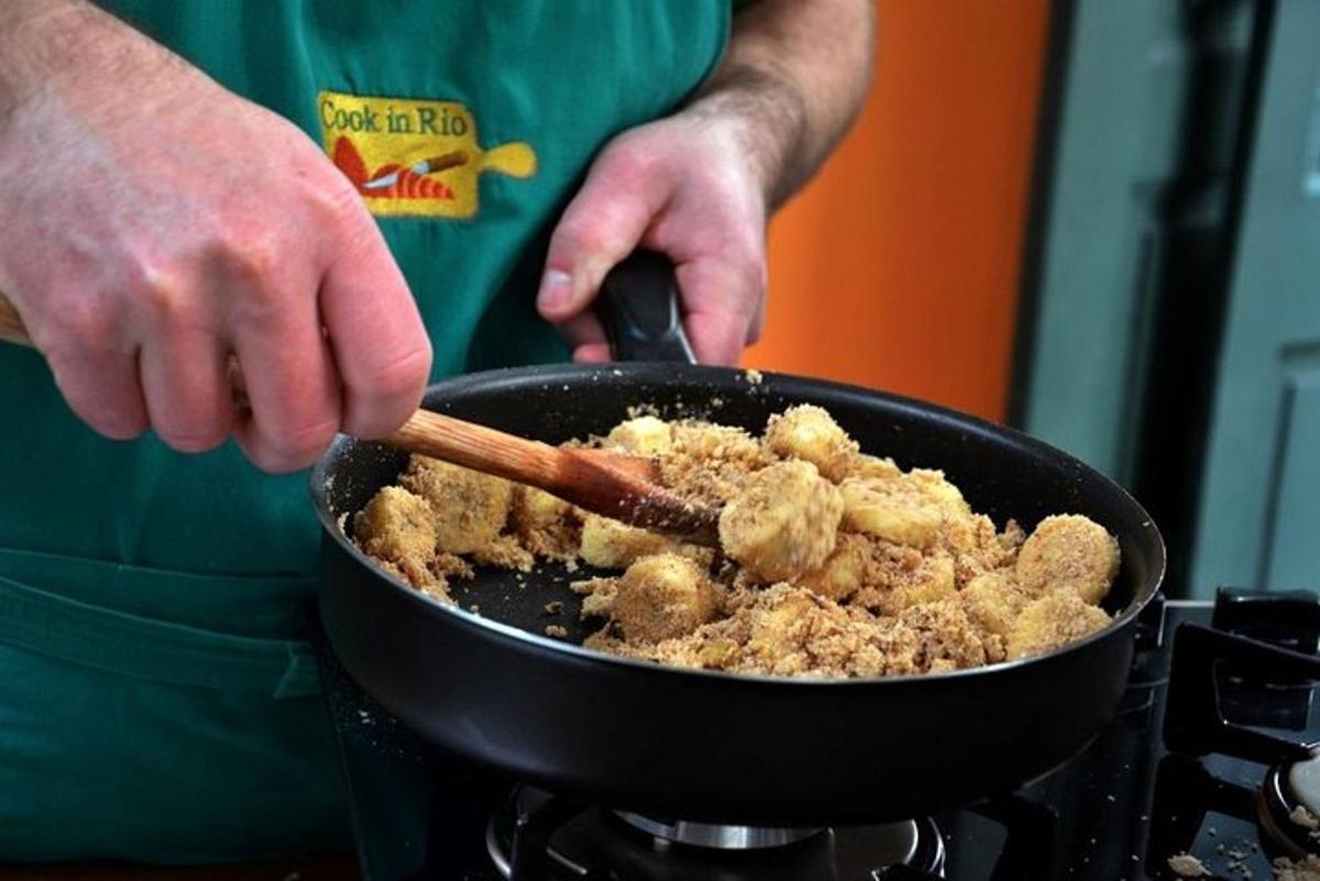 una persona cocinando comida en una sartén sobre una estufa