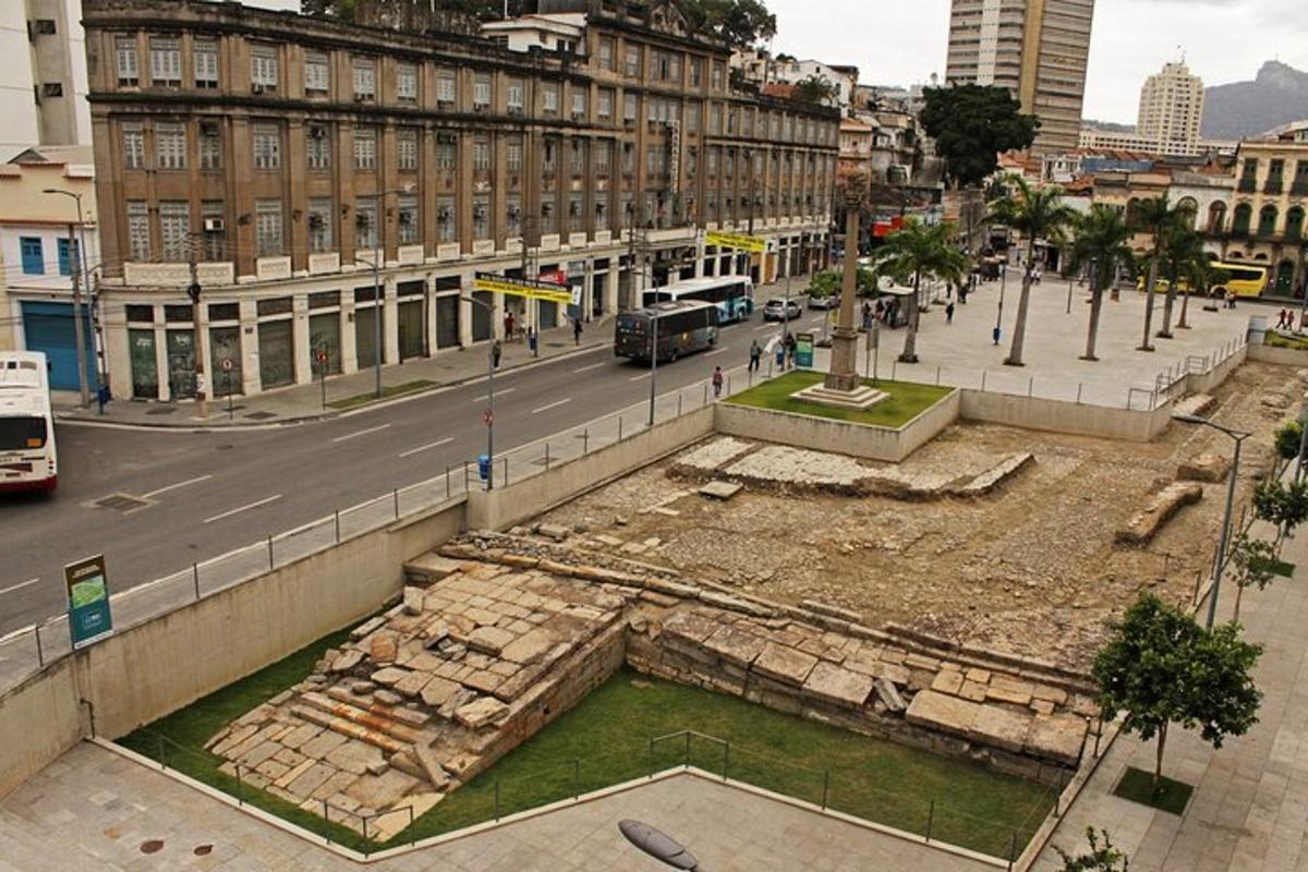 pohled na městskou ulici s budovou