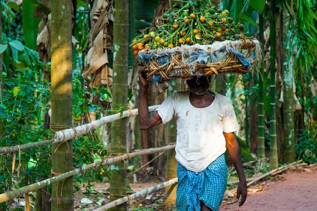 một người đàn ông đang đi trên đường với một vật nặng trên đầu