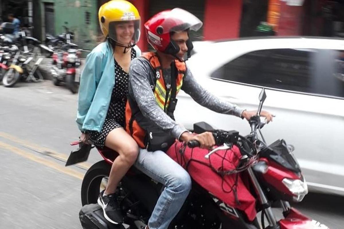 muž a žena jedoucí na motorce