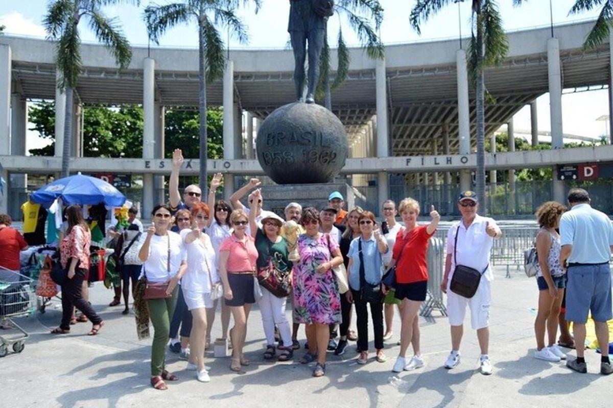 un gruppo di persone in piedi davanti a una statua
