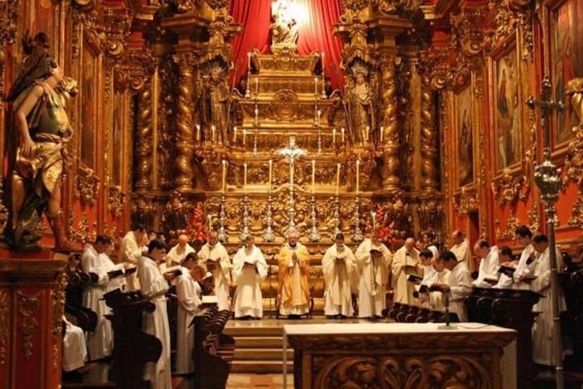 un gruppo di persone in piedi in una chiesa