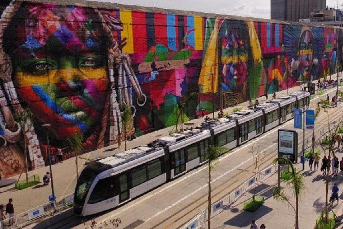 un treno su un ponte con un grande murale
