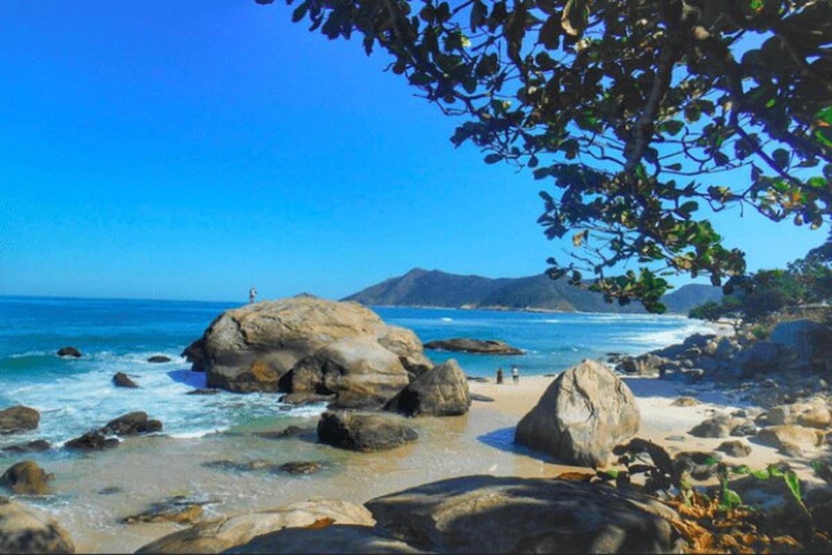 plaža s skalami in ljudmi na plaži