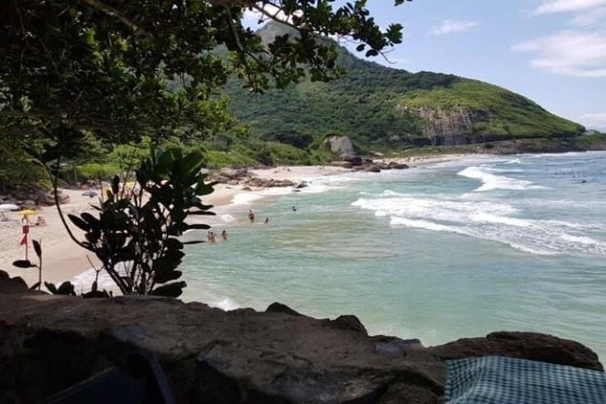 ein Strand mit vielen Leuten im Wasser