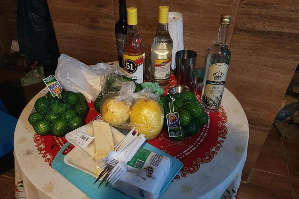 食べ物とワインのボトルが置かれたテーブル