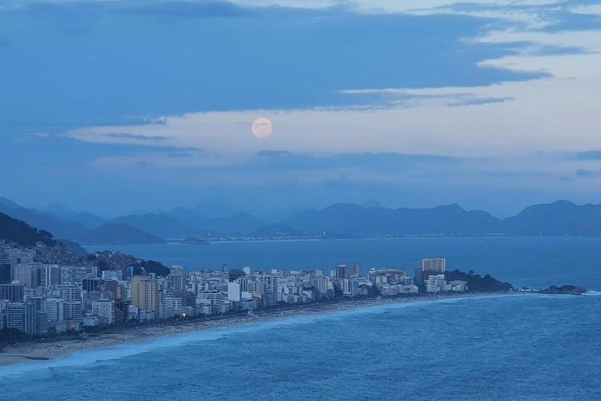街を背景にしたビーチの景色