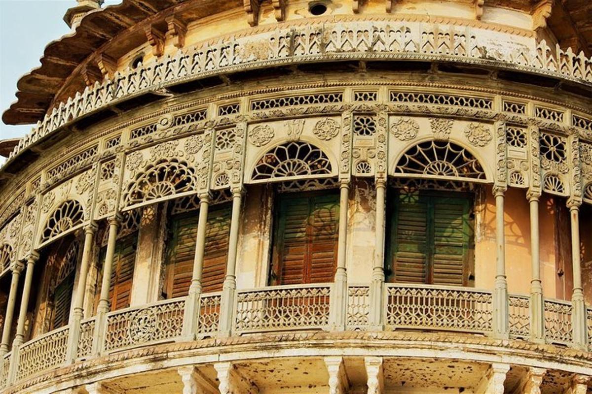 ένα παλιό κτίριο με παράθυρα και μπαλκόνι