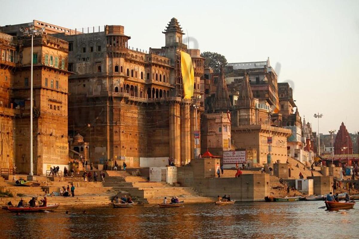 un gran edifici al costat d'una massa d'aigua