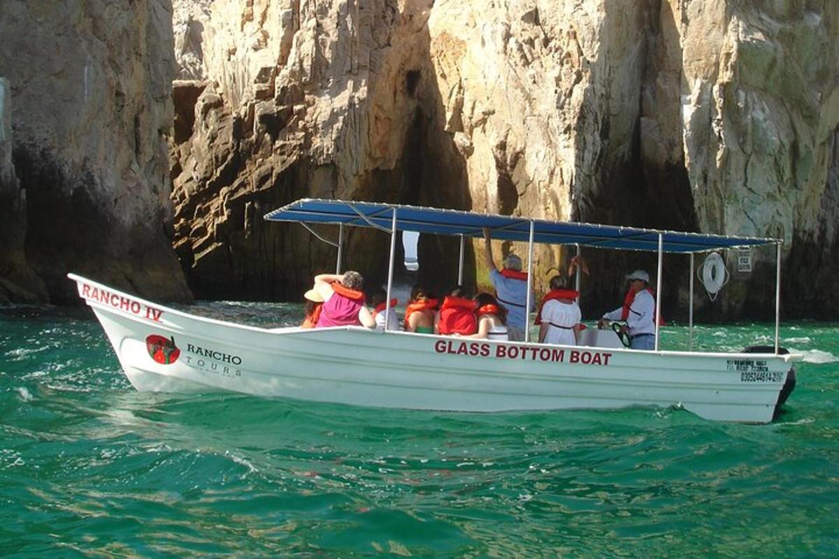 un gruppo di persone su una barca in acqua