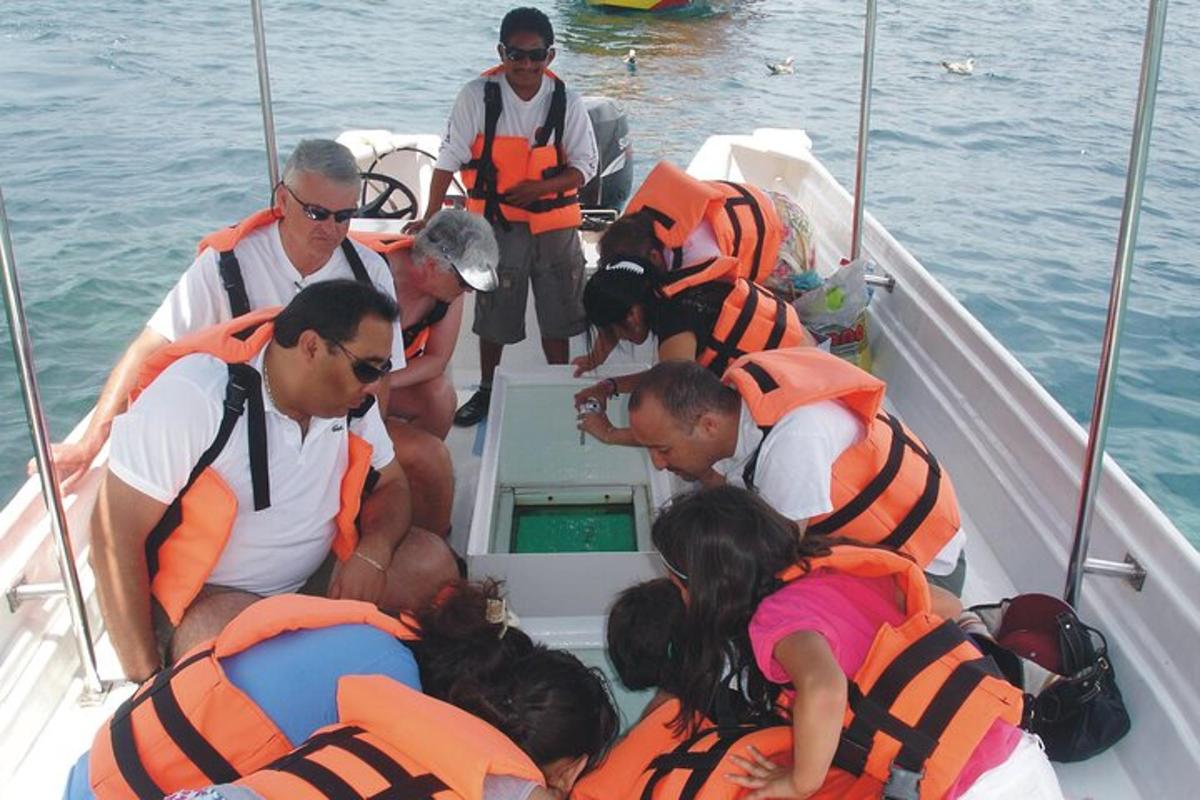 un gruppo di persone su una barca in acqua