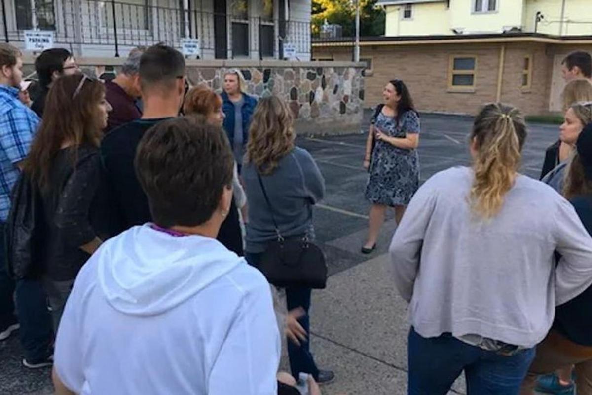 un gruppo di persone in piedi in un parcheggio