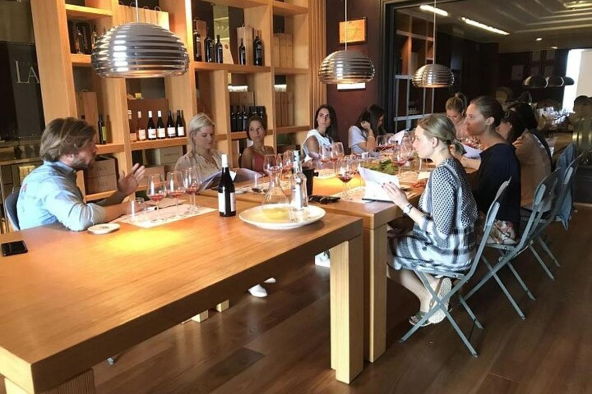 skupina lidí sedících u stolu v restauraci