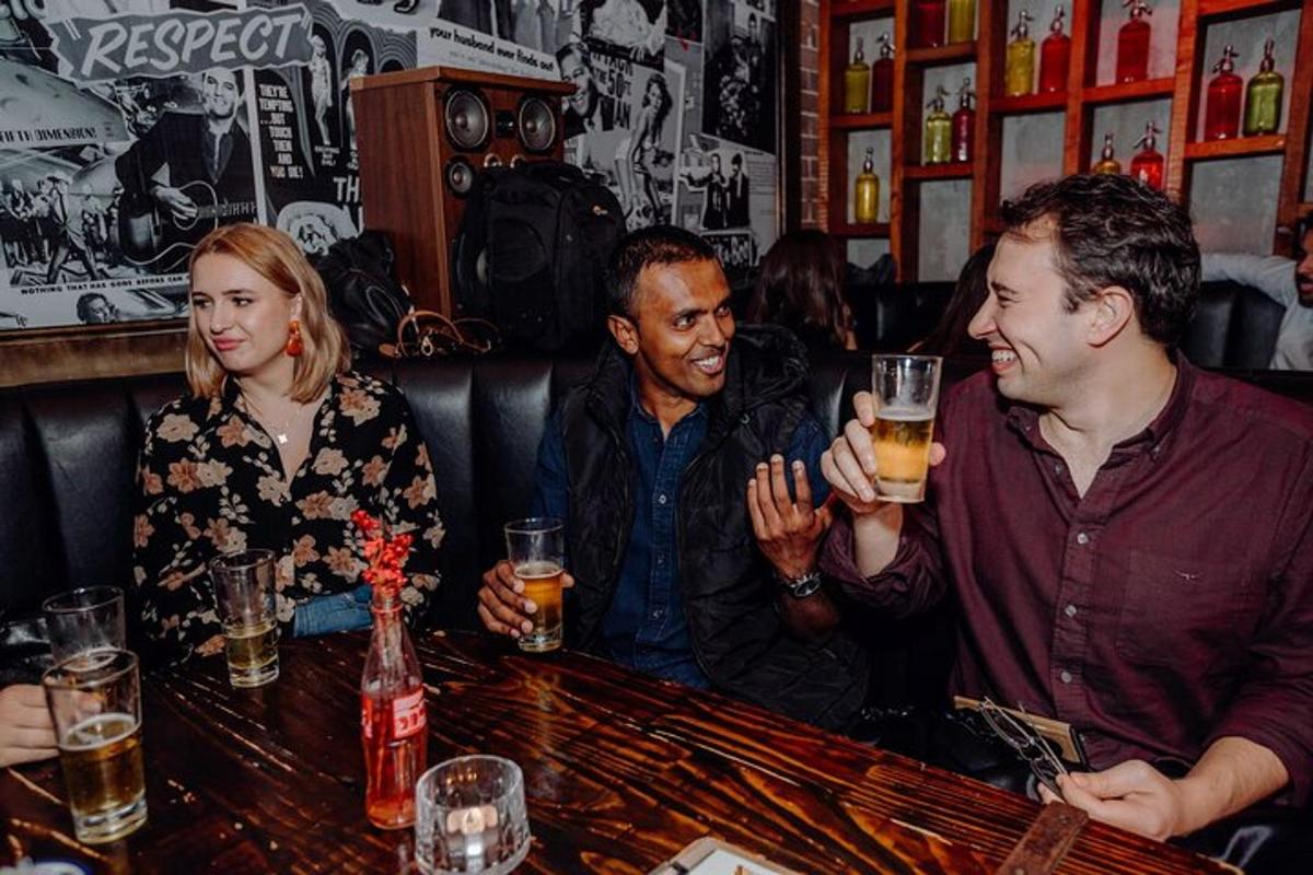 un gruppo di persone sedute al bar a bere birra