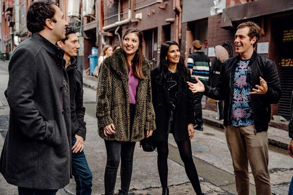 un gruppo di persone che camminano lungo una strada