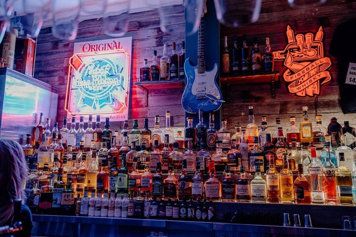 um bar com muitas garrafas de álcool
