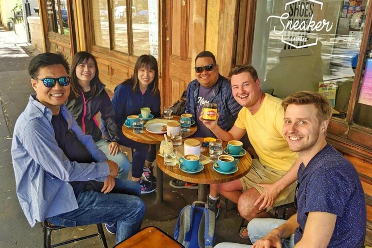 un gruppo di persone sedute attorno a un tavolo di legno