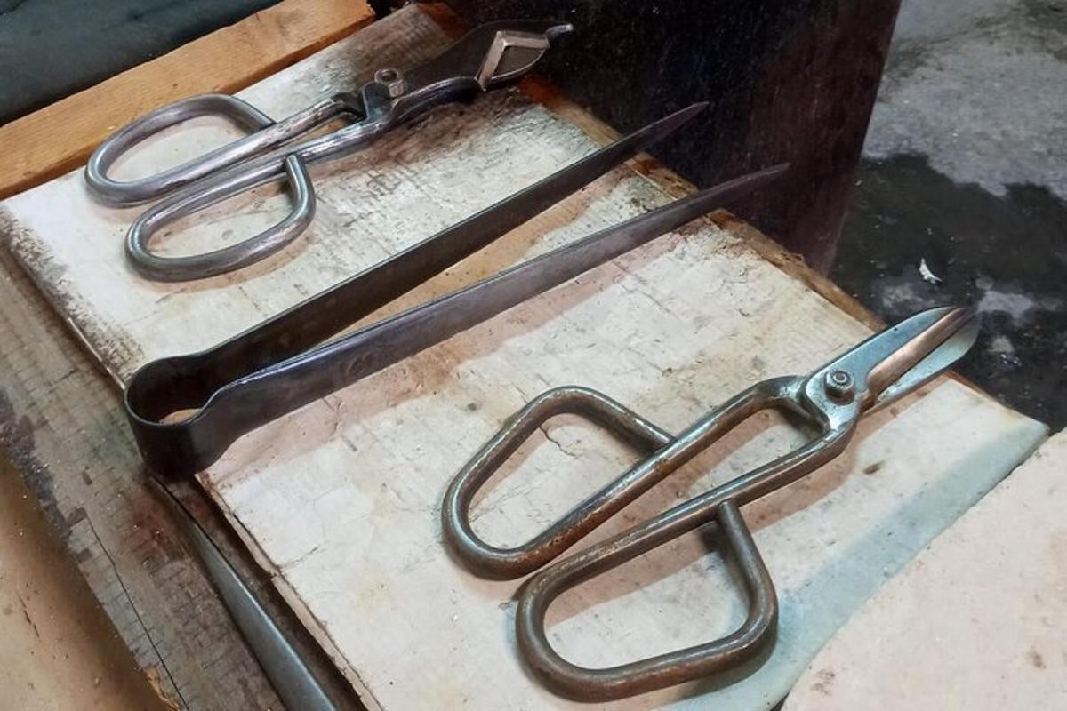 τρία ζευγάρια ψαλίδια κάθονται πάνω σε ένα τραπέζι