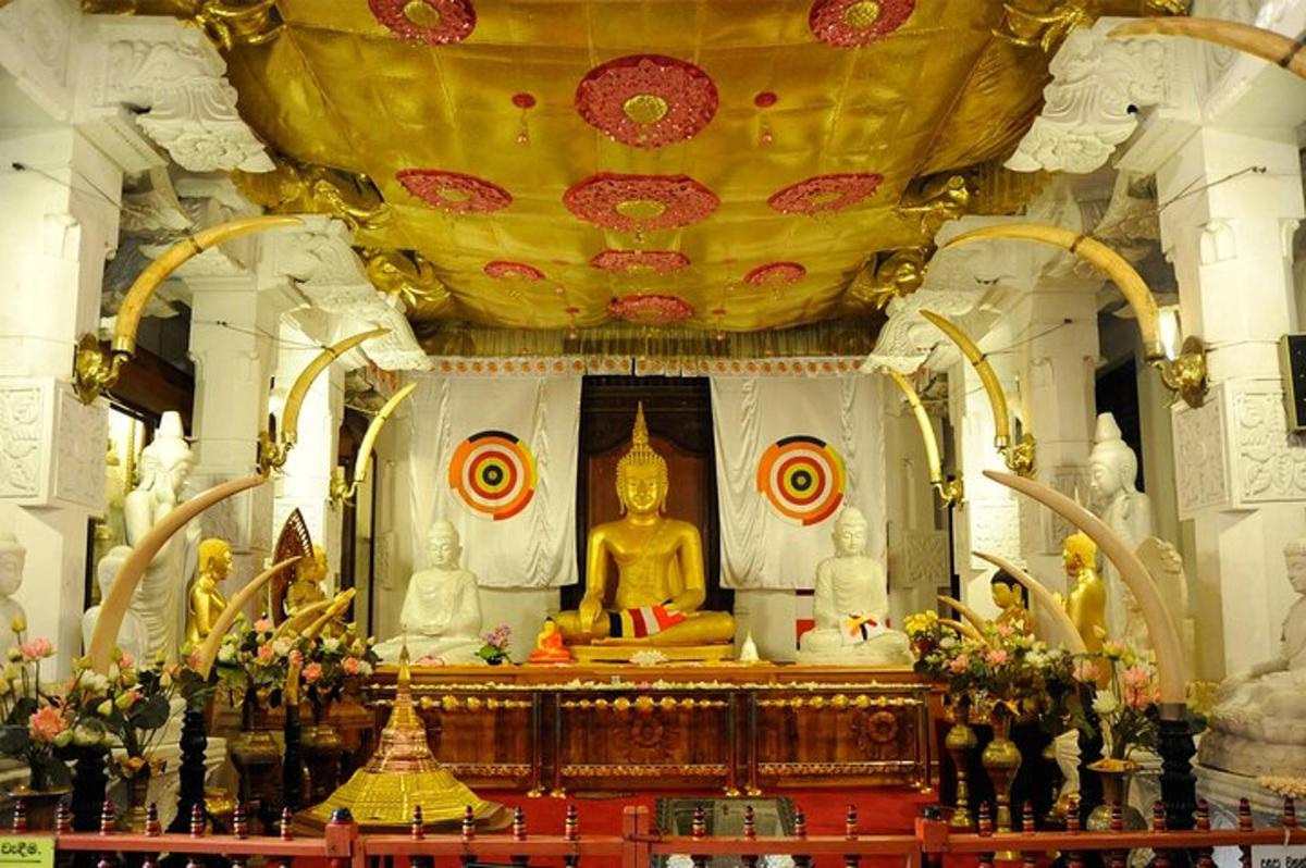 un gran altar en un temple amb un gran sostre daurat