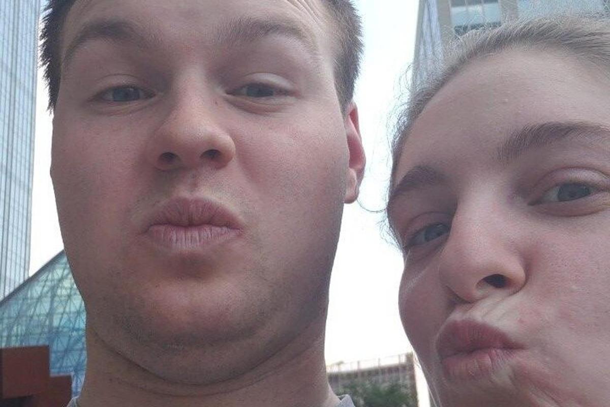 mees ja naine seisavad teineteise kõrval
