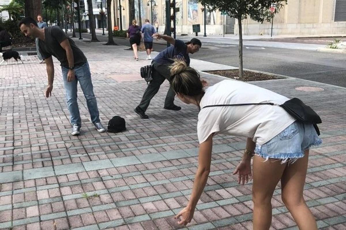 un gruppo di persone in piedi su un marciapiede