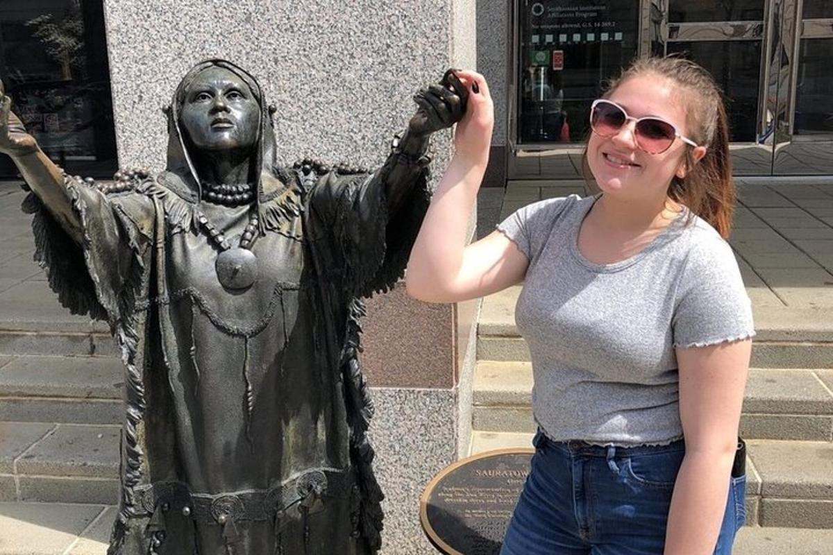 una donna che scatta una foto di una statua