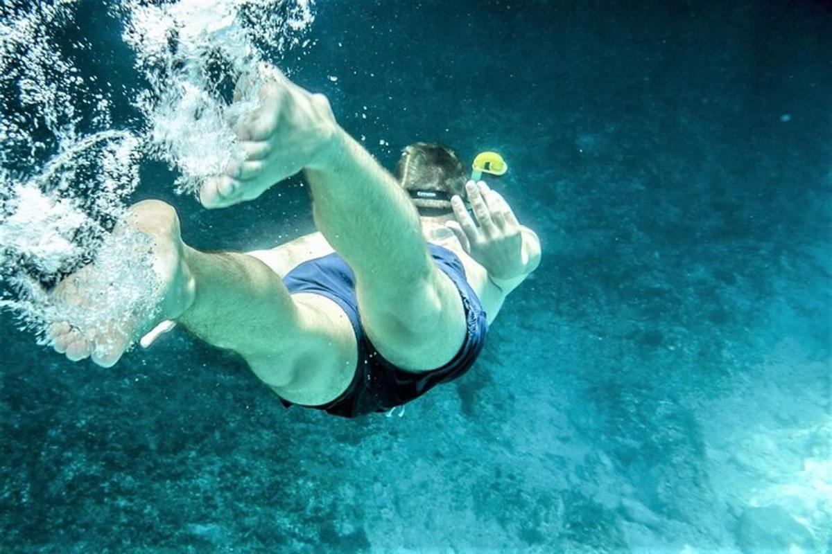 ein Mann, der im Wasser im Ozean schwimmt