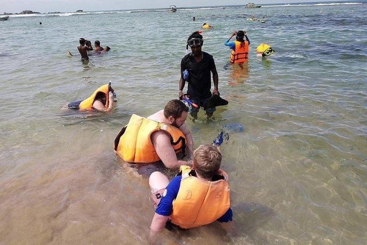 en gruppe mennesker i vannet på stranden