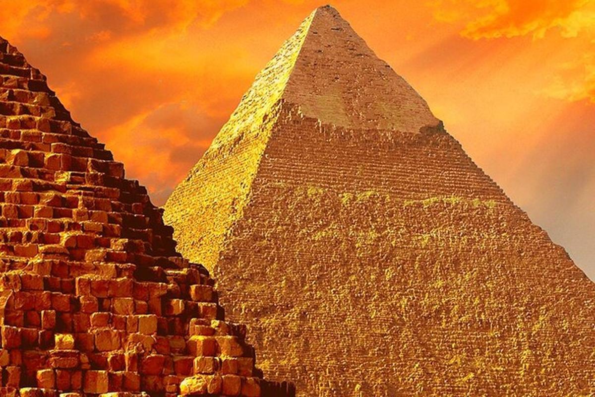 imej piramid giza pada waktu matahari terbenam