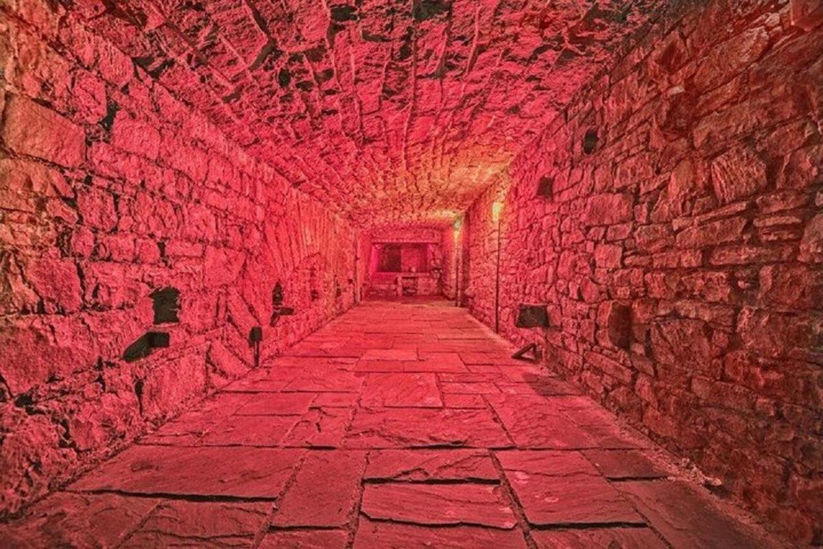 un túnel de maó amb una llum vermella en un edifici