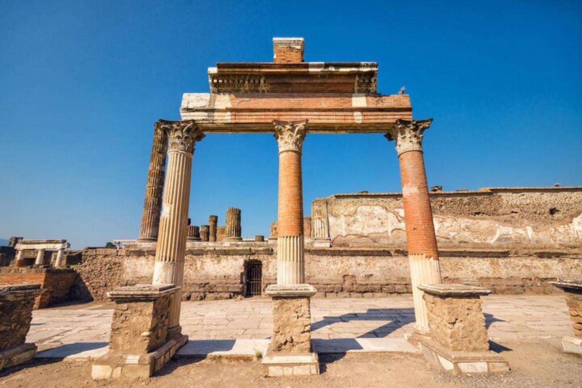 Un templo antiguo con dos columnas delante de un edificio.