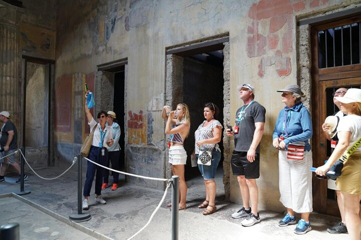 grupp inimesi, kes seisavad hoone ees