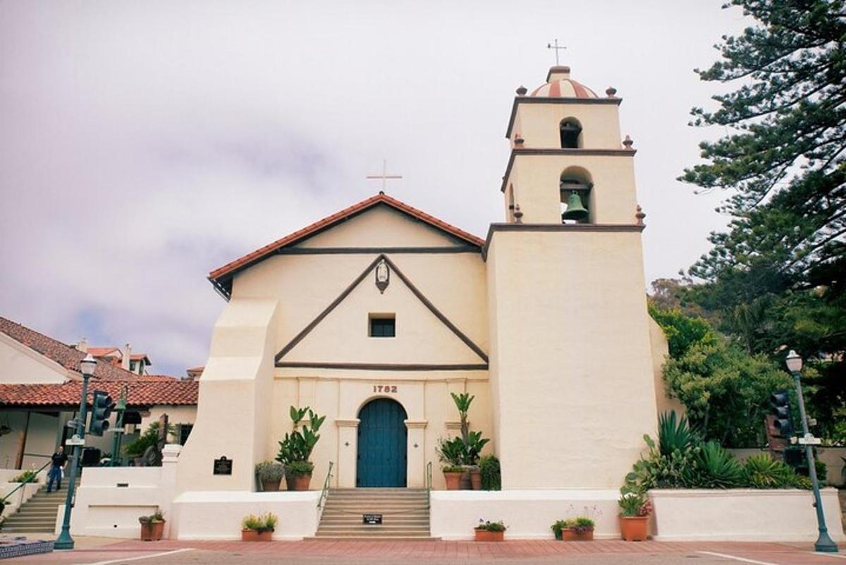 una iglesia con un campanario y un campanario