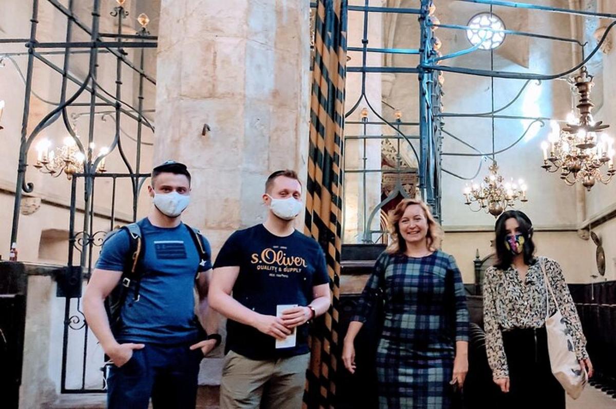 Un grupo de personas con máscaras en un edificio.