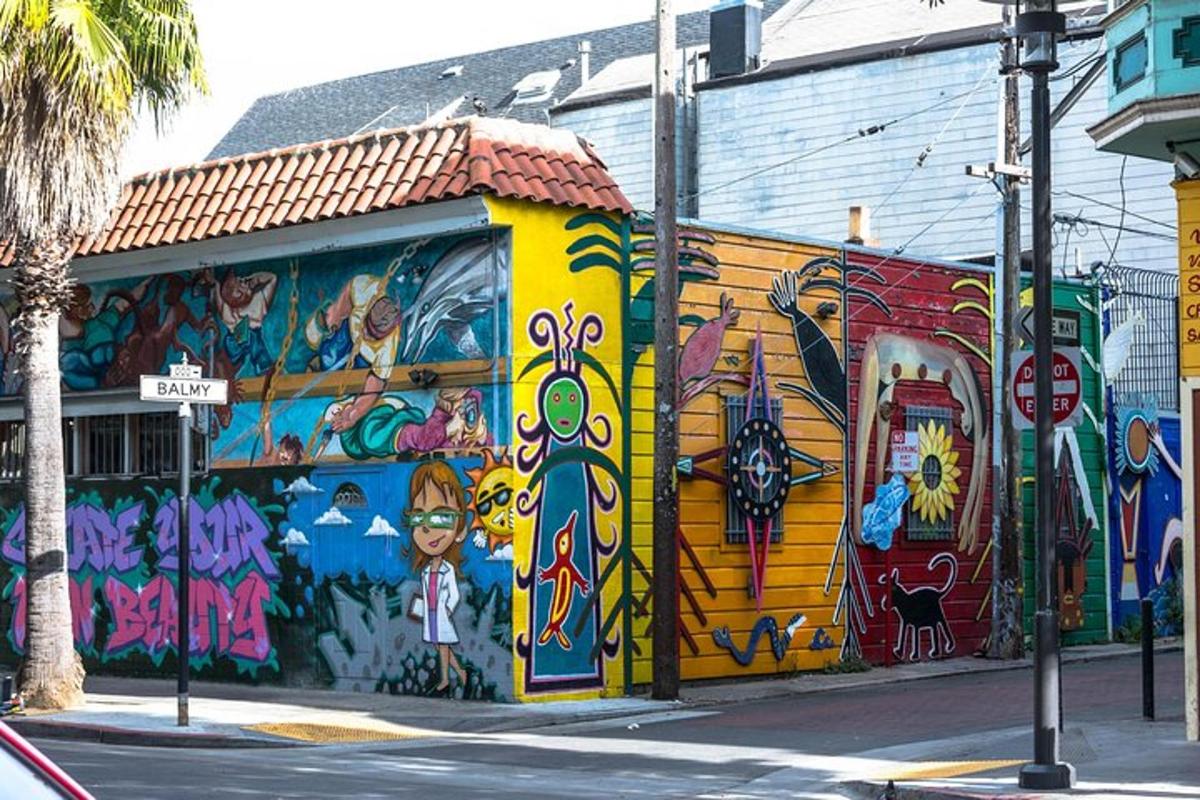 sebuah bangunan dengan grafiti di atasnya di jalan bandar