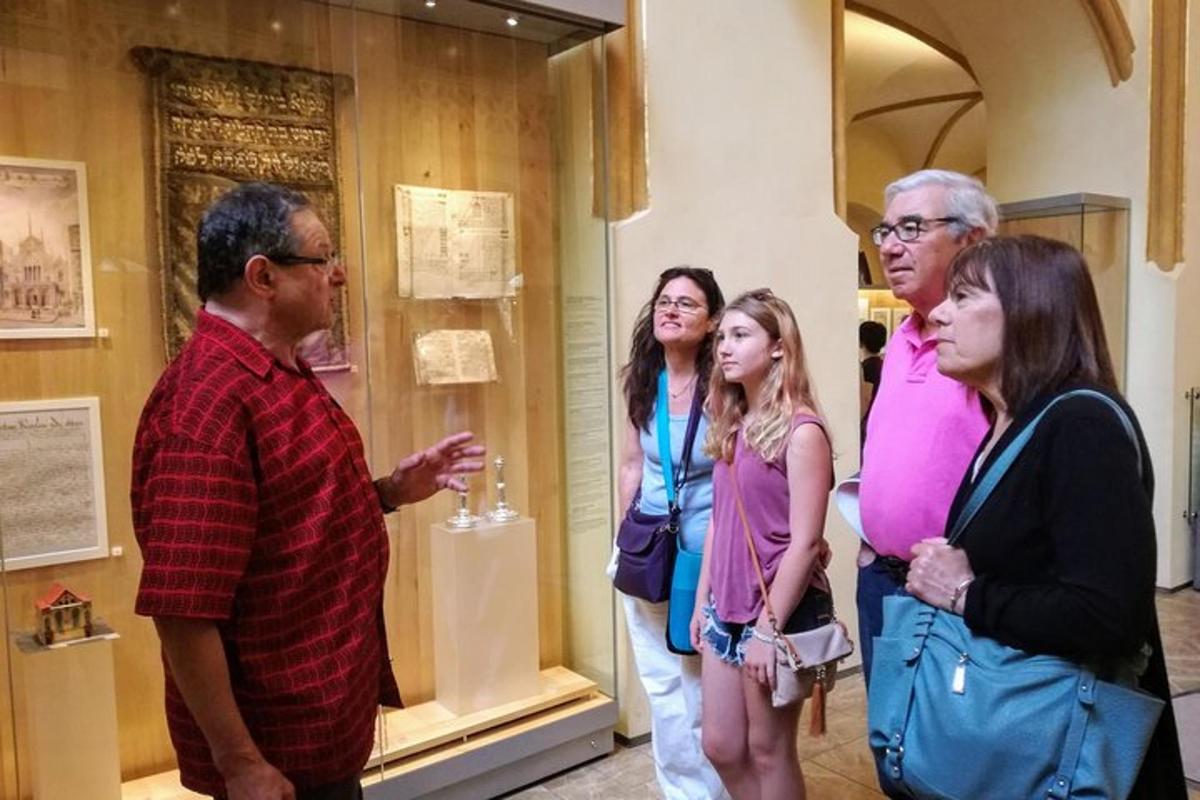 Un grupo de personas mirando una exhibición en un museo.