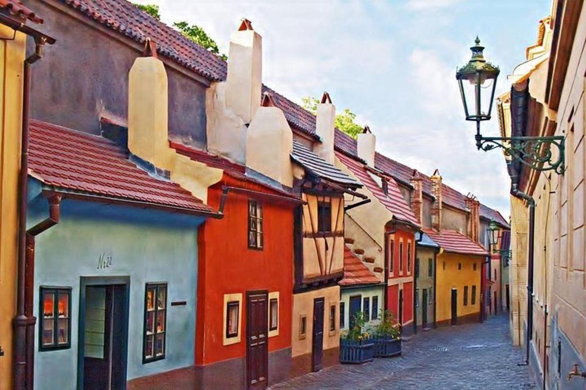 rivi värikkäitä rakennuksia kadulla