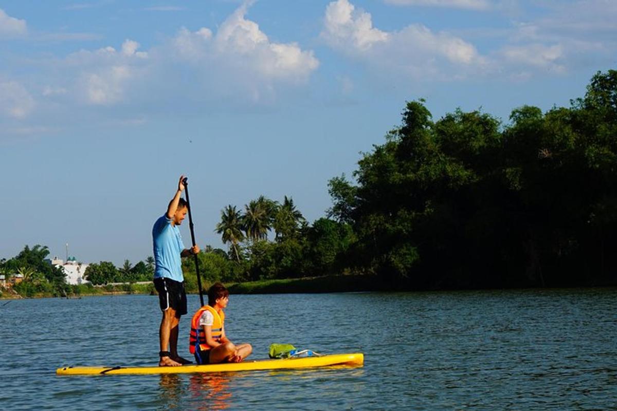 dva muži na paddleboardu ve vodě