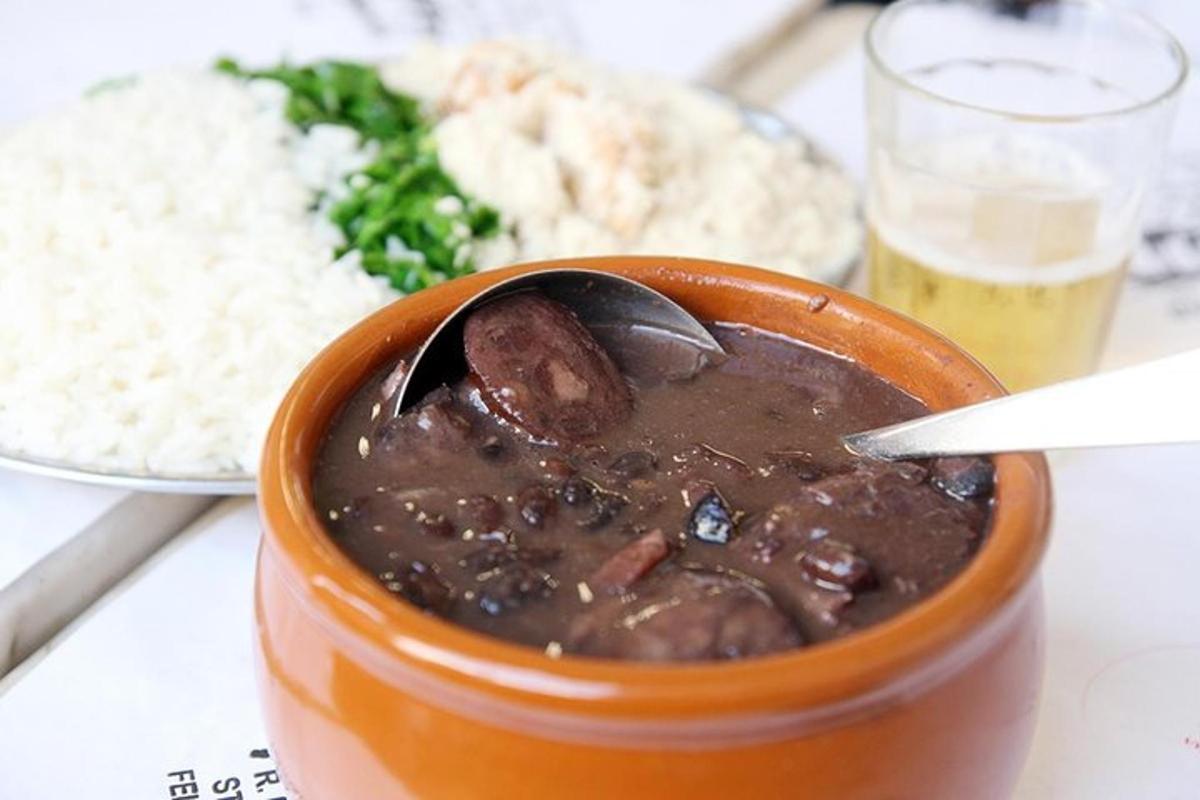 una ciotola di chili con riso e un cucchiaio